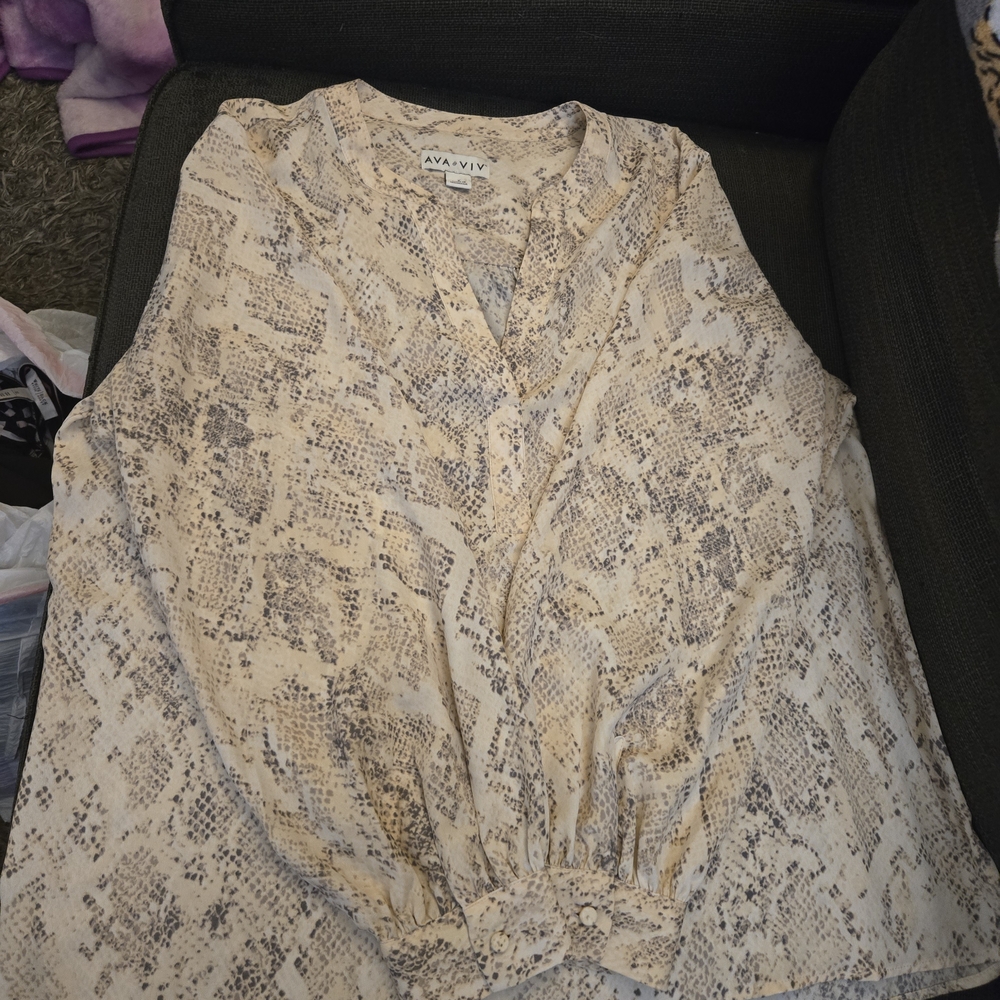 Ava & Viv Cream and Gray Patterned Blouse